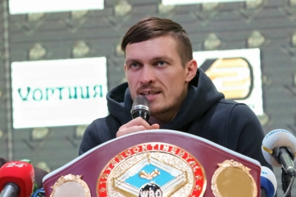 Чемпион мира по версии WBO в первом тяжелом весе Александр Усик проведет четвертьфинальный бой Всемирной боксерской суперсерии (WBSS) против Марко Хука в Киеве. 