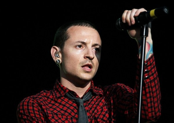 Солист американской рок-группы Linkin Park Честер Беннингтон покончил с собой. 