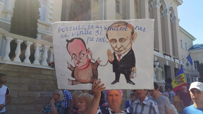 Несколько человек приняли участие в воскресенье в акции протеста перед зданием парламента Молдовы: манифестанты требуют отмены смешанной системы парламентских выборов. 