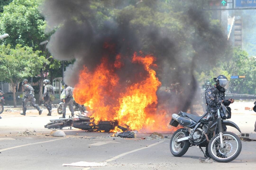 В столице Венесуэлы на акции протеста против проведения выборов в Конституционную ассамблею произошел взрыв. 