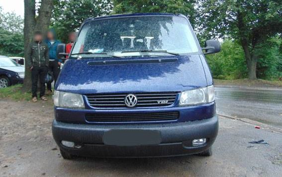 В Ровно злоумышленники ограбили Volkswagen Т4, который находился на улице Макарова, вытащив из разбитого окна сумку с 800 тысячами гривен и $6 тыс. 
