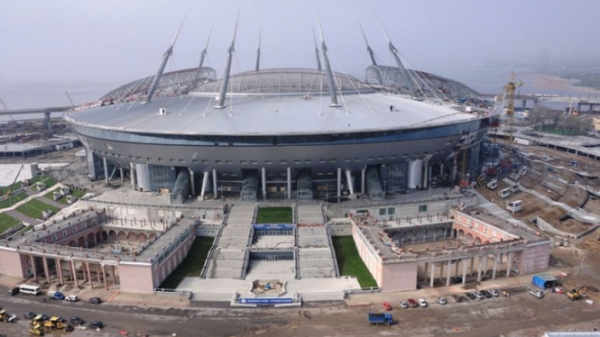 Питерский Зенит продал фанам абонементы на места, которых не было на стадионе. 