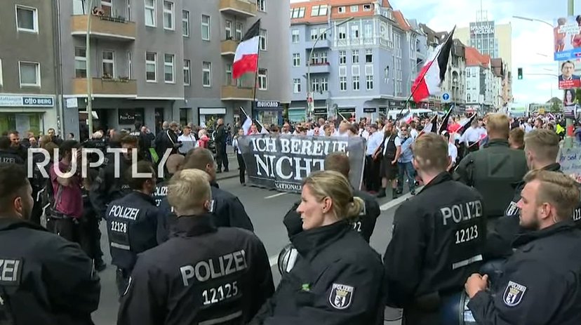 В Берлине около 500 неонацистов проводят марш, посвященный тридцатой годовщины самоубийства бывшего заместителя Гитлера Рудольфа Гесса. 