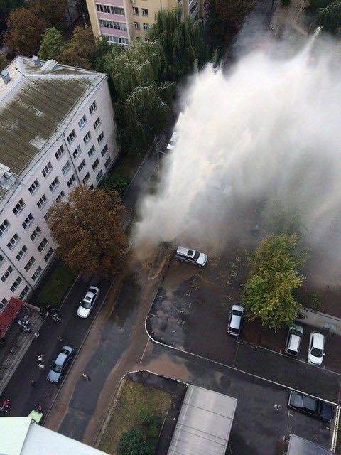 В среду, 23 августа, на улице Нежинской в ​​Соломенском районе Киева произошел масштабный прорыв трубы. 