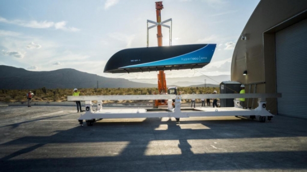 За несколько недель после успешного испытания системы перевозок в вакуумной трубе, компания Hyperloop One протестовала пассажирскую капсулу XP-1, которая смогла достичь скорости почти 310 километров в час. 