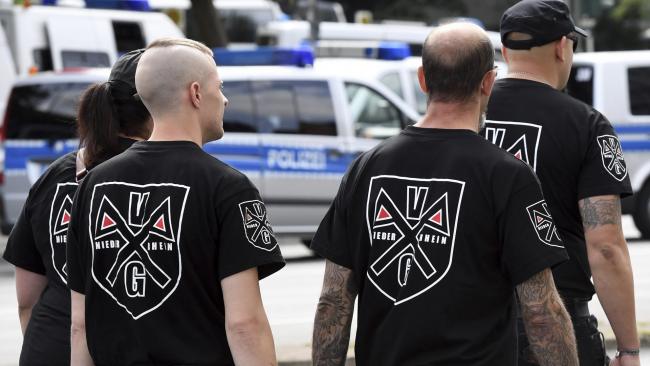 В Берлине около 500 неонацистов проводят марш, посвященный тридцатой годовщины самоубийства бывшего заместителя Гитлера Рудольфа Гесса. 