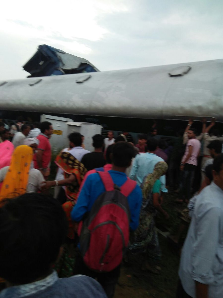 На севере Индии в субботу пять вагонов пассажирского поезда сошли с рельсов, в результате чего погибли по меньшей мере 14 человек. 