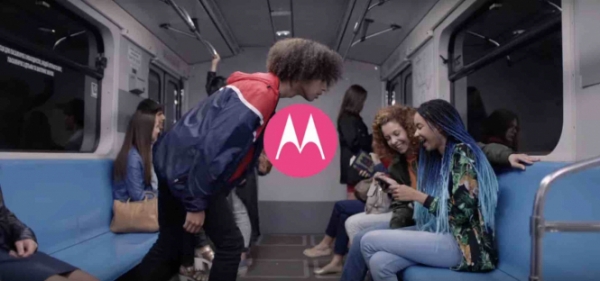 Motorola сняла проморолики смартфонов Moto Z и обновленных Moto Mods на 6 локациях Киева. 