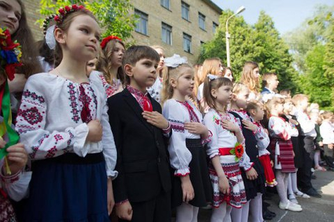 Черновицкий городской совет запретил выступать чиновникам в школах во время торжеств по случаю Дня знаний 1 сентября. 
