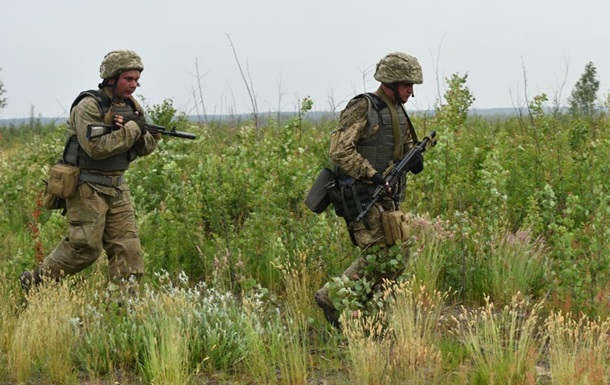 На Луганском направлении незаконные вооруженные формирования дважды открывали огонь вблизи Крымского. Один украинский военный получил ранения. 