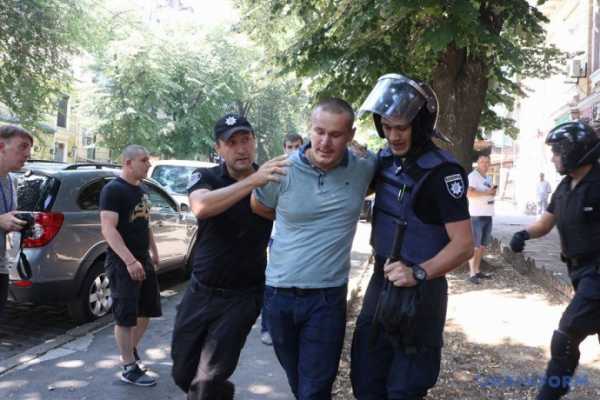 В Одессе произошло столкновение между участниками акции против передачи нового корпуса больницы скорой помощи частному медицинскому центру, задержаны шесть человек. 