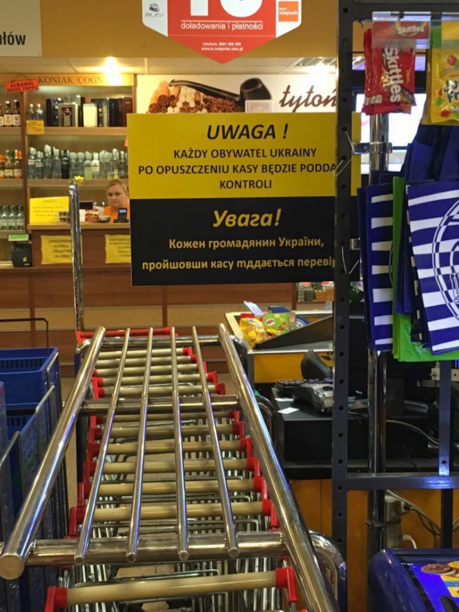 В польском городе Барлинек владелец маленького супермаркета Bimex Ежи Бител повесил табличку, которая призывает проверять каждого гражданина Украины на кассе. 