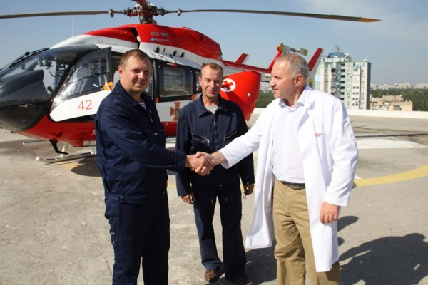 Вертолет Государственной службы по чрезвычайным ситуациям с тяжелобольной пациенткой на борту впервые за 10 лет приземлился на крыше киевского Института сердца. 