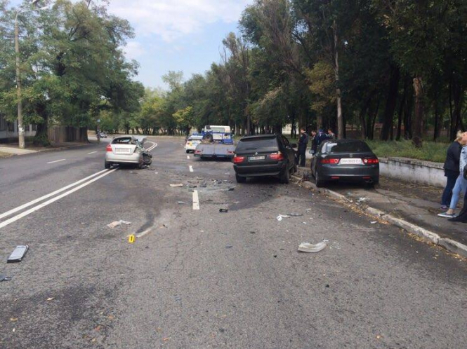 В городе Днепр в воскресенье, 24 сентября, Chevrolet Aveo столкнулся со служебным автомобилем полиции BMW X5. Водитель Chevrolet погиб, полицейские доставлены в больницу. 