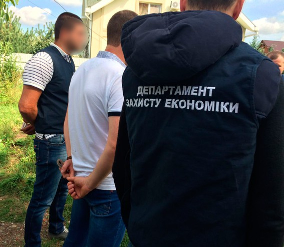 В Закарпатской области правоохранители задержали на взятке чиновника, который требовал 50 000 гривен за подключение дома к газификации. 