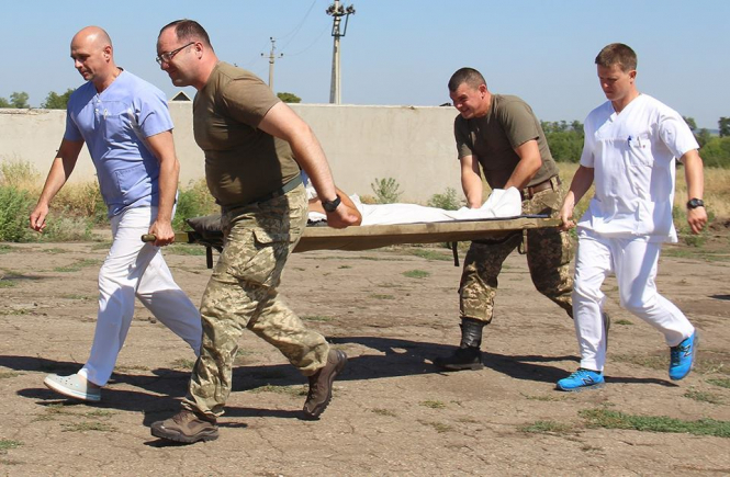 По информации штаба АТО, с начала суток 30 сентября двое украинских военных получили боевые травмы во время обстрела юго-восточных окраин Авдеевки, еще один получил ранения в районе Песков. 