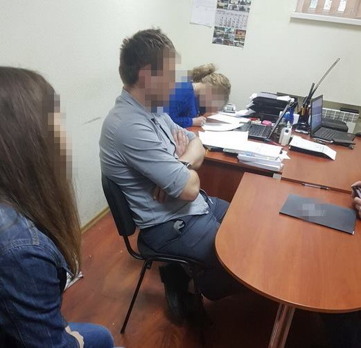 Сотрудники СБУ задержали на рабочем месте старшего следователя налоговой инспекции Киево-Святошинского района при получении 20 тысяч долларов взятки. 