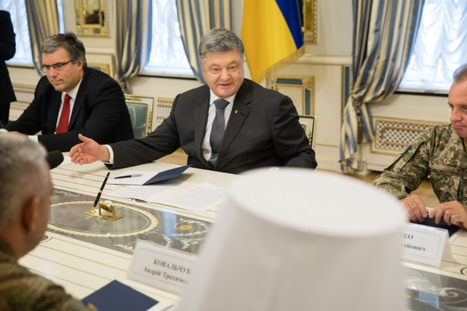 Президент Петр Порошенко считает, что время, когда Украина выживала только за счет кредитов, закончилось. 