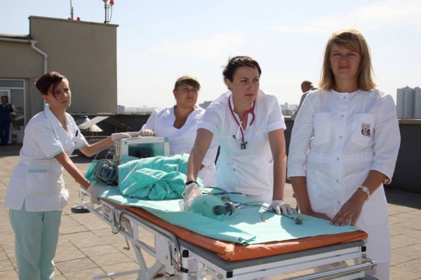 Вертолет Государственной службы по чрезвычайным ситуациям с тяжелобольной пациенткой на борту впервые за 10 лет приземлился на крыше киевского Института сердца. 