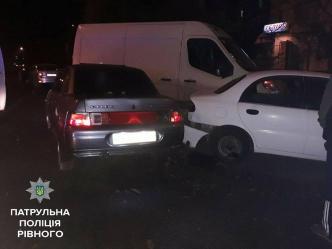 Сотрудники патрульной полиции Ровно составили два админпротокола на нетрезвого водителя, которая протаранила четыре припаркованных автомобиля. 