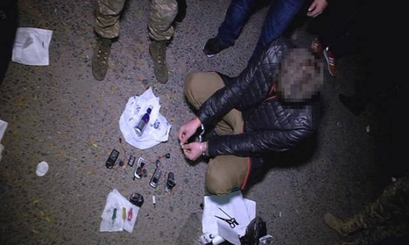 В Одессе правоохранители задержали военнослужащего Вооруженных сил Украины, который занимался изготовлением и сбытом взрывных устройств. 