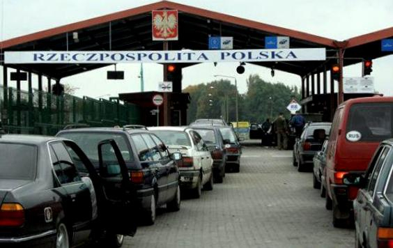 Польские пограничники будут полномочия полиции по изъятию техпаспортов у владельцев автомобилей, как это делает полиция в случае необходимости. 