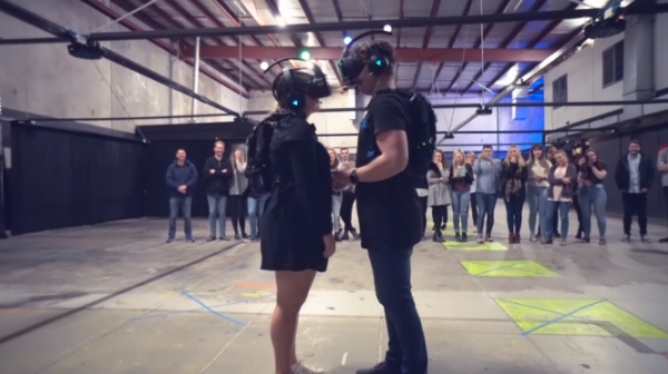 Плотник из Мельбурна Алекс Лакович сделал предложение своей девушке Келли Норман в игровом пространстве виртуальной реальности. 