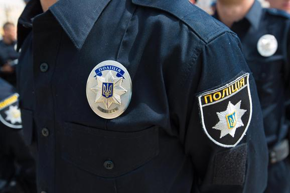Двое полицейских пострадали, когда попытались помешать нарушению общественного порядка на одном из избирательных участков Днепропетровщины. 