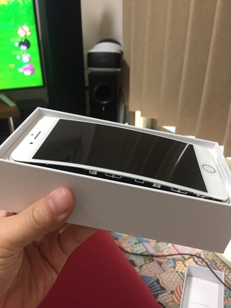 23 сентября 2017 жительница города Тайчжун в Тайване приобрела iPhone 8 Plus на 64 ГБ в золотистом цвете. Смартфон нормально проработал после покупки четыре дня, а во время последней подзарядки его корпус разъединился. 