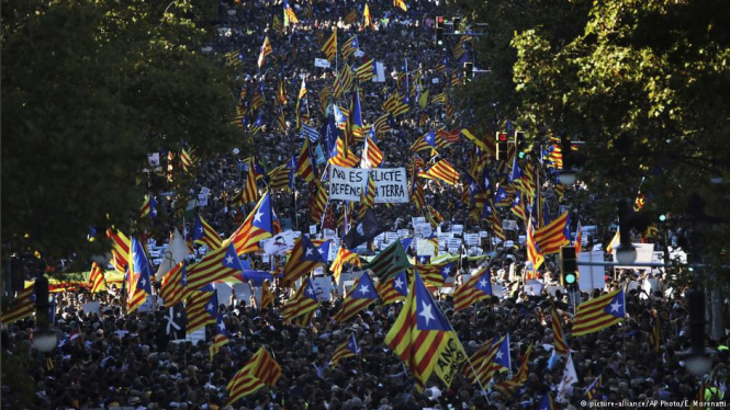 В ответ на решение правительства Испании провести досрочные выборы в Каталонии и отстранить каталонский правительство от власти сотни тысяч сторонников независимости Каталонии вышли на улицы Барселоны на акцию протеста. 