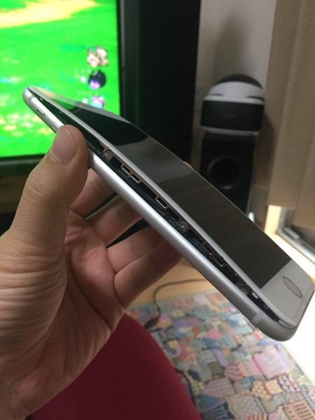 23 сентября 2017 жительница города Тайчжун в Тайване приобрела iPhone 8 Plus на 64 ГБ в золотистом цвете. Смартфон нормально проработал после покупки четыре дня, а во время последней подзарядки его корпус разъединился. 