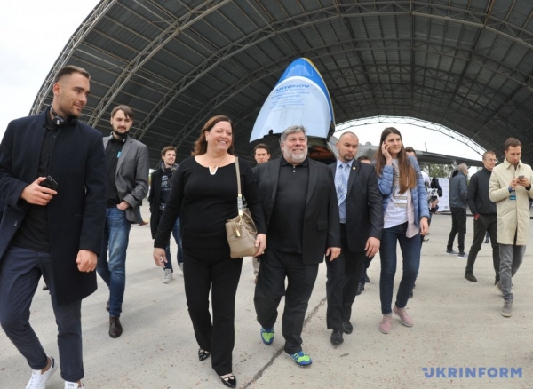 Так называемых "белых хакеров" со всего мира наградили 30 сентября в салоне самолета Ан-225 "Мрия" в Киеве за поиск уязвимостей в продуктах Apple. 