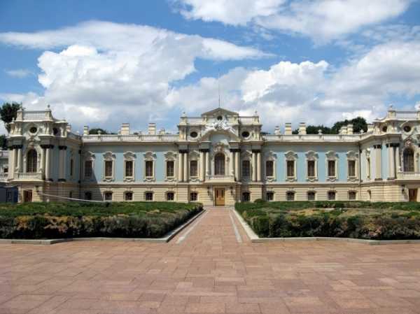 Госуправление делами объявило тендеры на закупку комодов, консоли, трибун и подставок под знамена для Мариинского дворца в Киеве. 