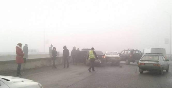 Утром 17 ноября, на мосту в Каменском Днепропетровской области из-за тумана столкнулись 10 автомобилей. 
