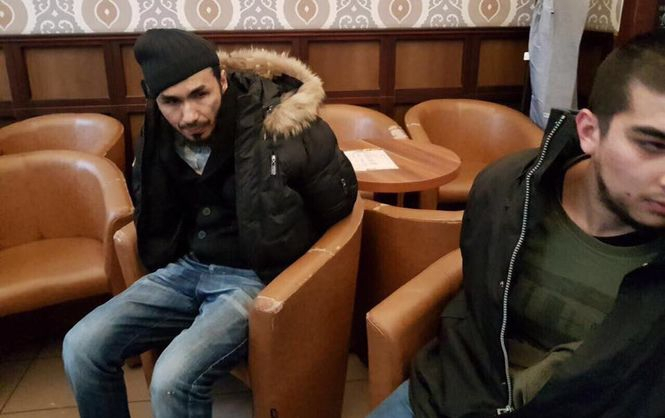В Киевской области правоохранители задержали трех организаторов канала нелегальной миграции, причастных к террористической организации Исламское государство. 