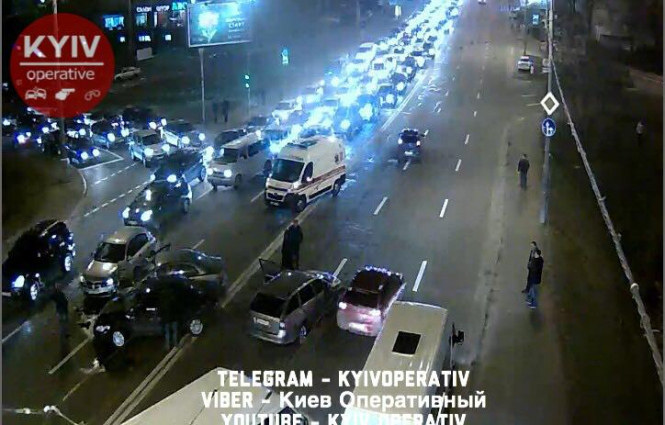 В Киеве на ул. Чорновола произошло масштабное ДТП - столкнулись четыре машины, есть пострадавшие. 