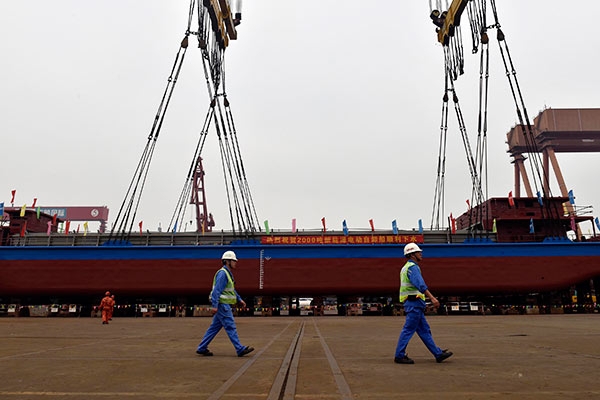 В столице провинции Гуандун, Гуанчжоу в Китае спустили на воду первое в мире грузовое судно, работает на электроэнергии. 