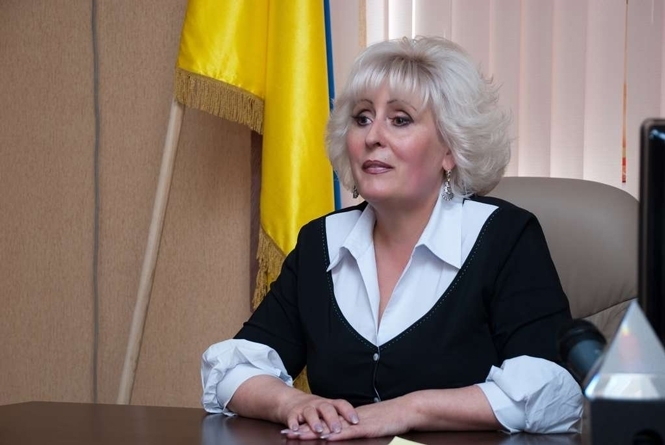 Ленинский районный суд Харькова продолжил домашний арест с ношением электронного браслета экс-мэру Славянска Нели Штепе и позволил ей ненадолго поехать в Киев для лечения. 