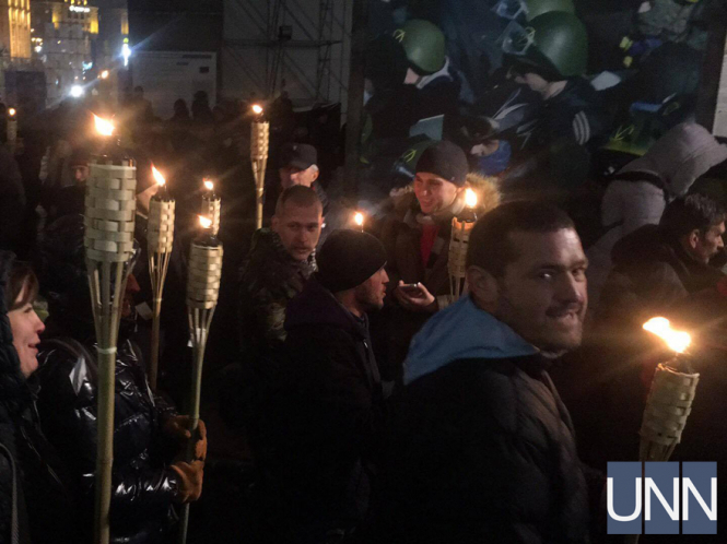 В Киеве к годовщине разгона Евромайдана началось факельно-файерное шествие к Администрации Президента, МВД и Генпрокуратуре Украины. 