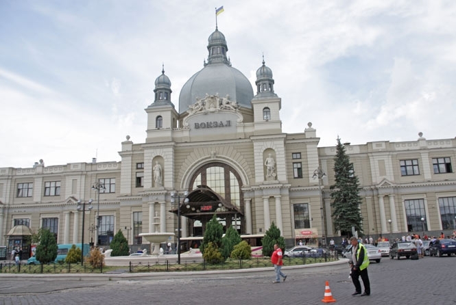 В Ровно и Львове около 15:00 аноним сообщил в полицию о заминировании вокзалов. В частности, в Ровно заминировали два вокзала: авто- и железнодорожный вокзалы, передает сайт ГУ ЧП Ровенской обл. 