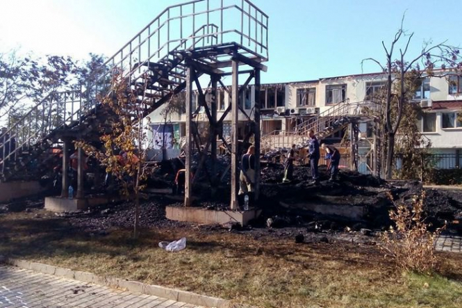 Причиной возникновения пожара в одесском детском лагере Виктория стал включен бытовой кипятильник, который был оставлен без присмотра. 