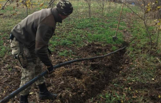 Пограничники Украины и Молдовы обнаружили на границе трубопровод для перемещения спирта. 