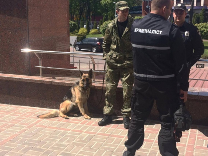 Полиция закончила проверять анонимные сообщения о заминировании в аэропортах Киева, Одессы, Винницы, Днепра и Ивано-Франковска и сообщила, что ни одно из них не подтвердилось, их работу восстановили. 