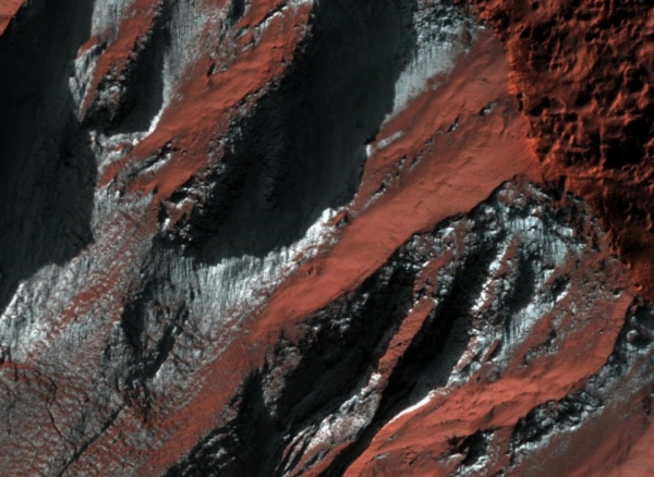 Поверхность Красной планеты покрывается снегом из углекислого газа. 