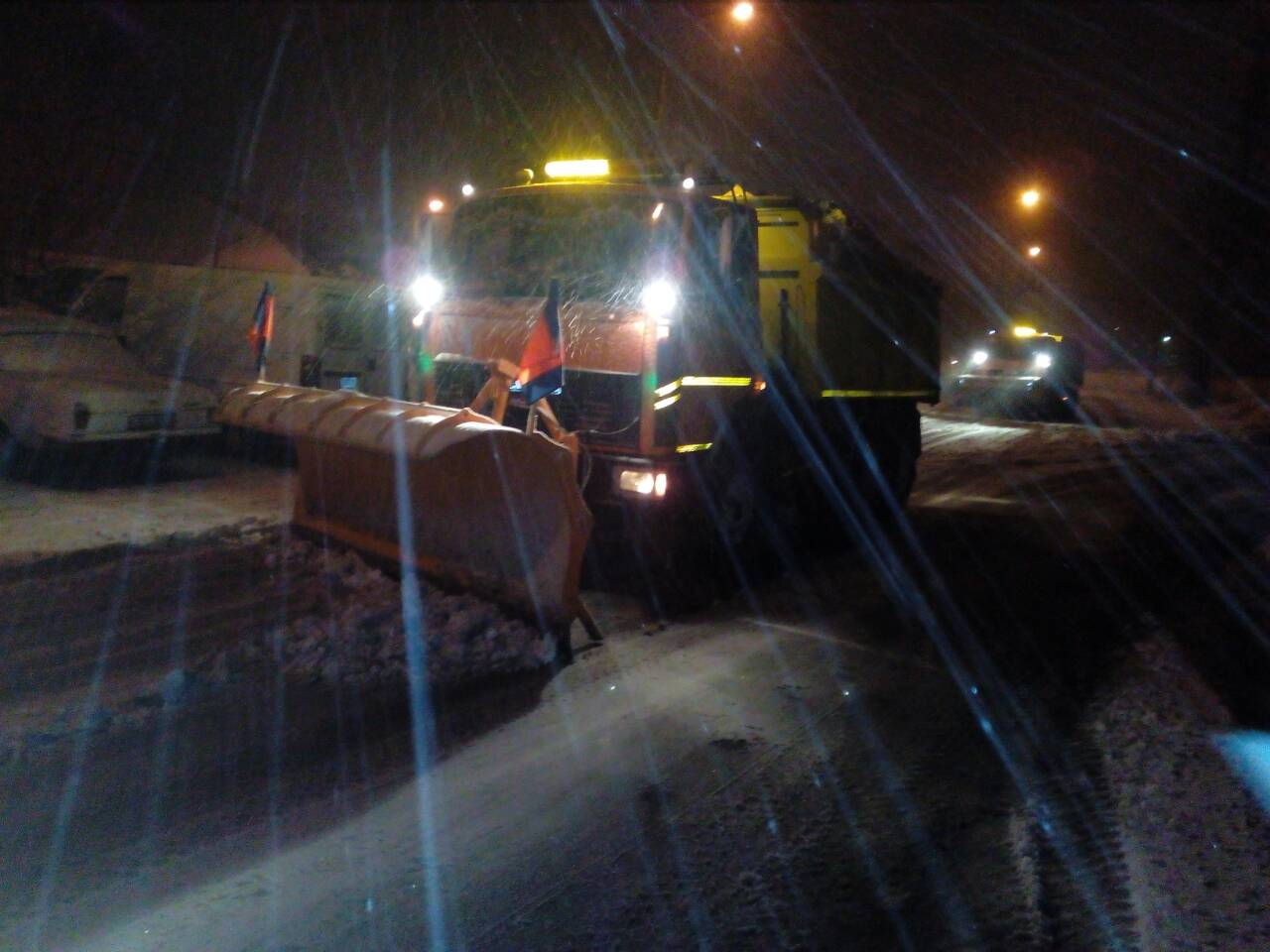 В связи с усилением мокрого снега в Киеве увеличили количество спецтехники на дорогах и тротуарах. 
