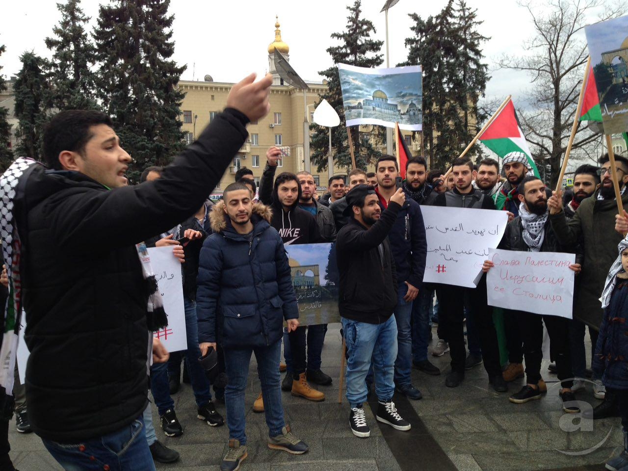 Палестинцы, которые выступают против решения президента США Дональда Трампа о признании Иерусалима столицей Израиля, вышли на акцию протеста на площади Конституции в Харькове в воскресенье, 10 декабря. 