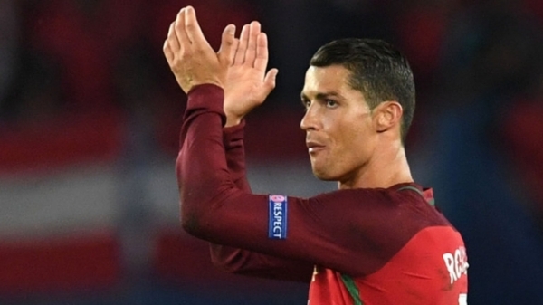 Нападающий сборной Португалии и мадридского "Реала" Криштиану Роналду стал обладателем "Золотого мяча". 