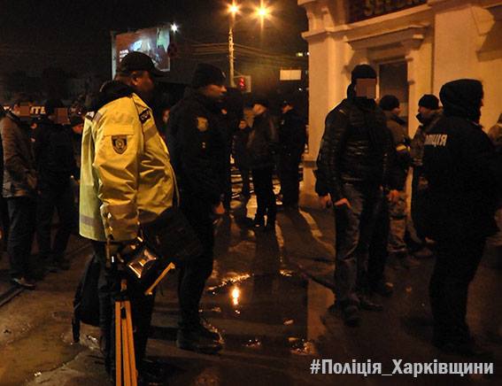 Полиция установила личность мужчины, захватившего заложников в харьковском отделении "Укрпочты". 