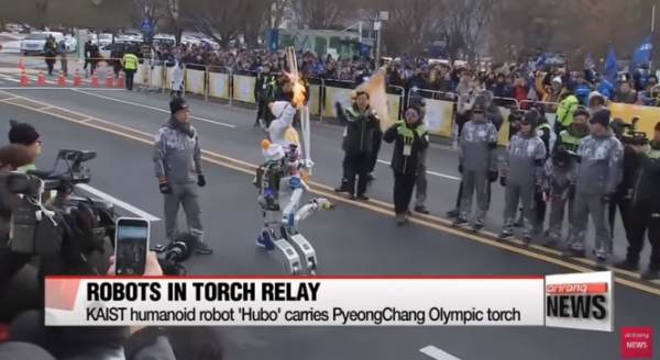 Робот HUBO, созданный инженерами Корейского института передовых технологий (KAIST), принял участие в эстафете олимпийского огня в южнокорейском городе Тэджон. 