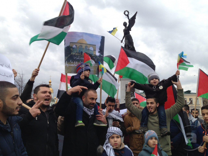 Палестинцы, которые выступают против решения президента США Дональда Трампа о признании Иерусалима столицей Израиля, вышли на акцию протеста на площади Конституции в Харькове в воскресенье, 10 декабря. 